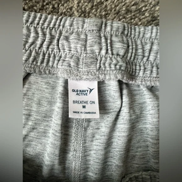 Old Navy Women’s Breathe ON Athletic Short in Medium Gray Size Medium - Picture 4 of 7